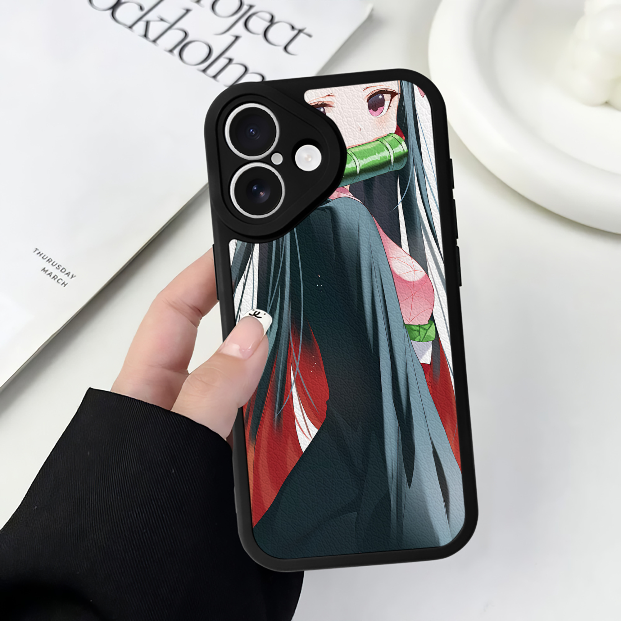 （画像用） 鬼滅の刃（きめつのやいば）竈門 禰󠄀豆子／かまど ねずこ Kamado Nezuko 【iPhone 16シリーズ対応】シリコンスマホケース（レザー調） 材質：シリコン